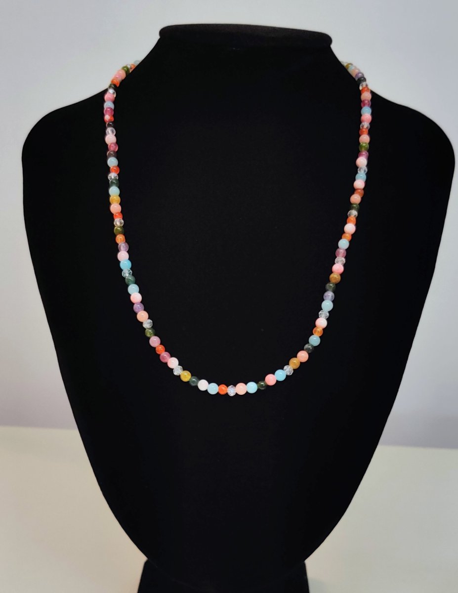 Collar de ágatas con cristales.